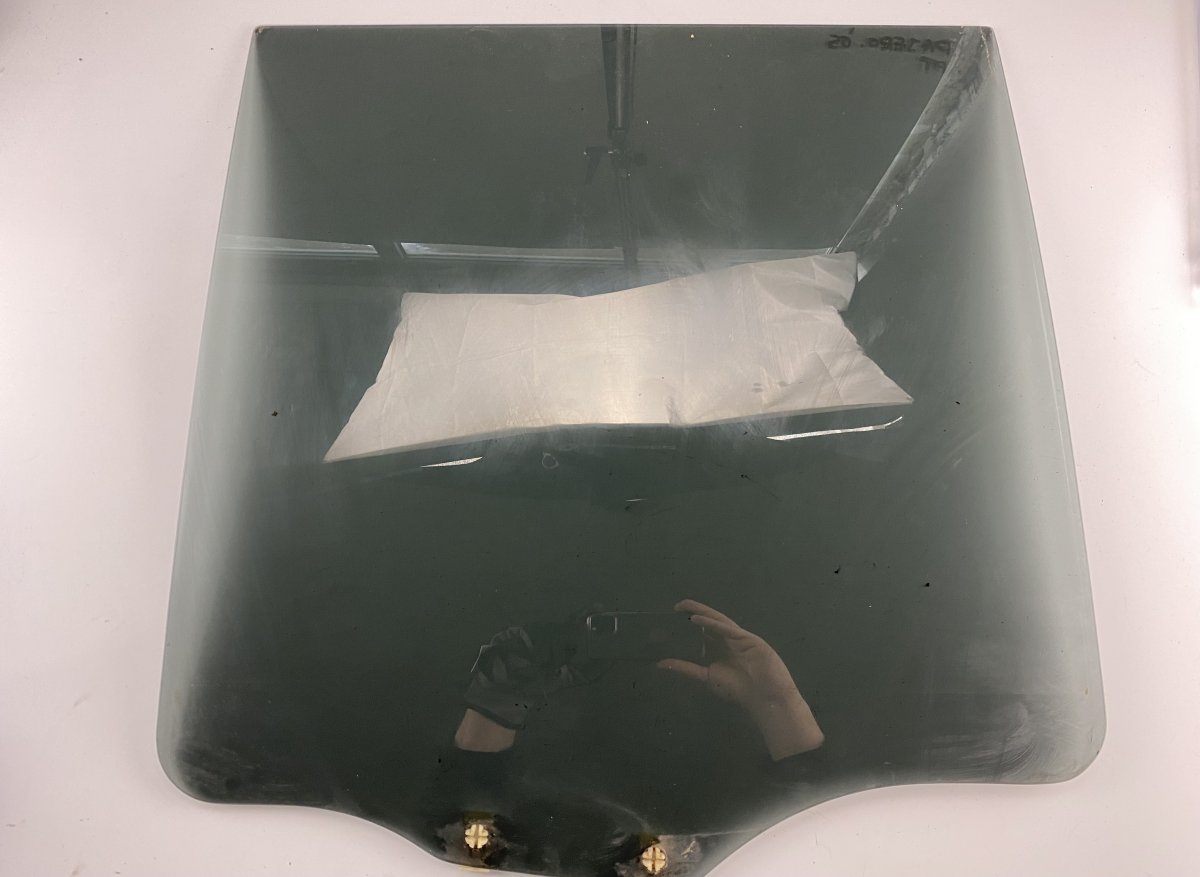 Mitsubishi Pajero Door window glass rear right