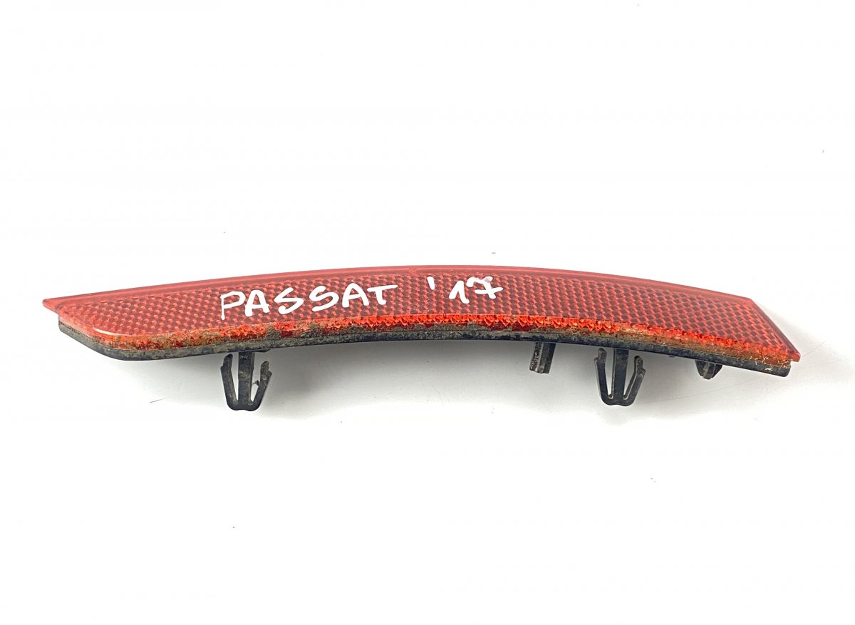 Volkswagen Passat (B8) Extra light / reflector in rear bumper right VW PASSAT B8 (3G) / ALLTRACK (2014-2023) Extra ...