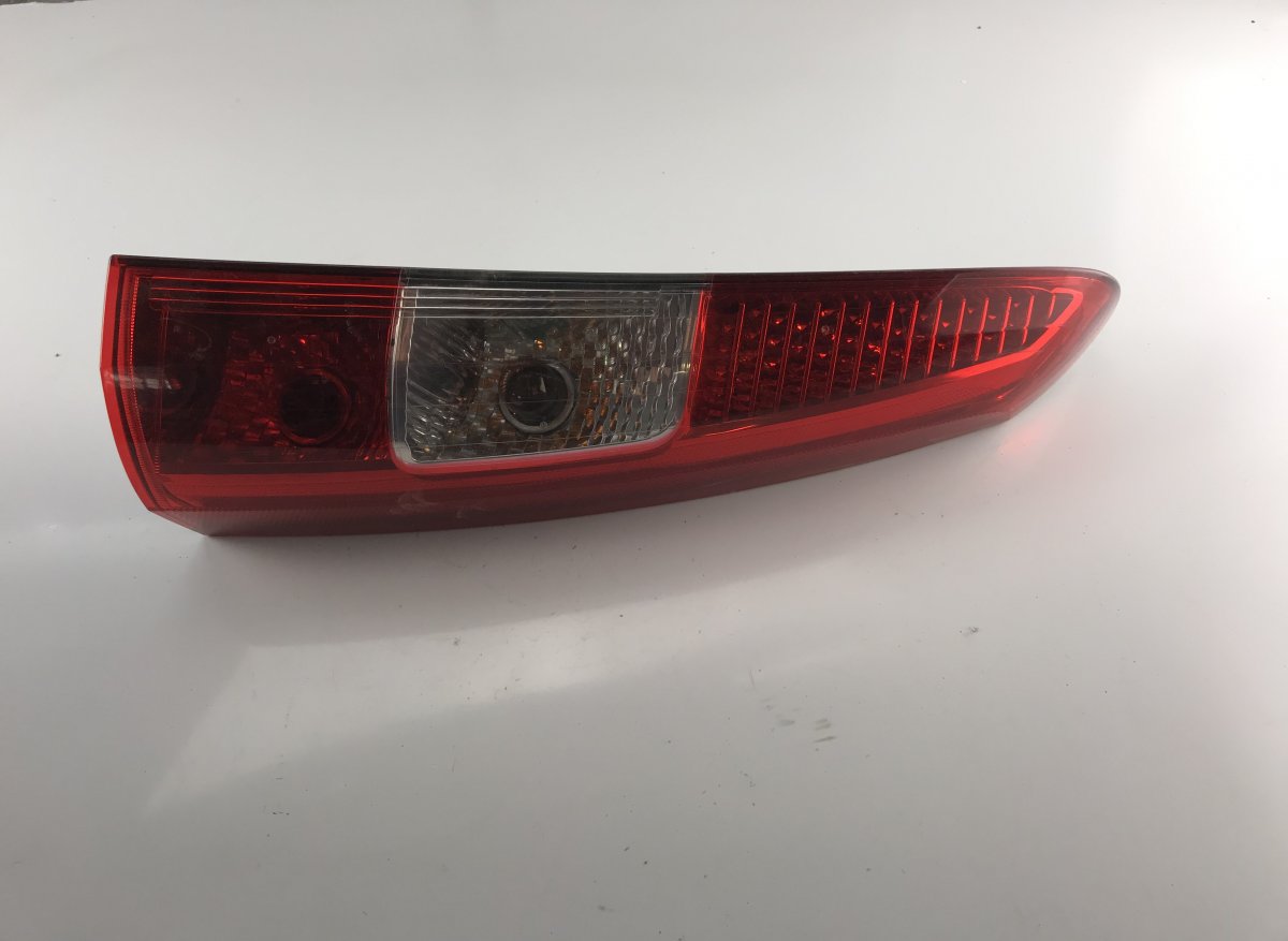 Volvo V70 Tail light, right VOLVO V70 II / XC70 I (P80) (2000-2007) Tail li...