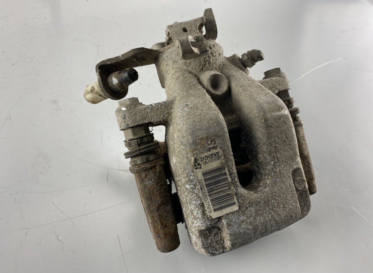 Peugeot 2008 Brake caliper rear right PEUGEOT 2008 I (A94) (2013-2019) Brake caliper ...