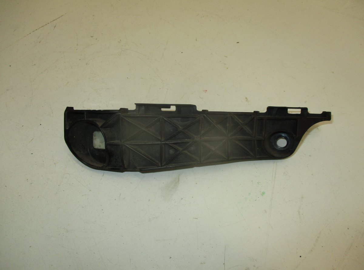 Toyota RAV4 (XA30) Right front bumper bracket on fender Right front bumper bracket on fender — TOYOTA R...