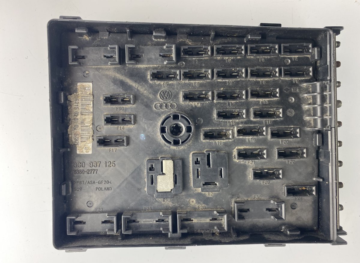 Volkswagen Passat Fuse box VW PASSAT B6 (3C) (2005-2010) Fuse box 3C093712...