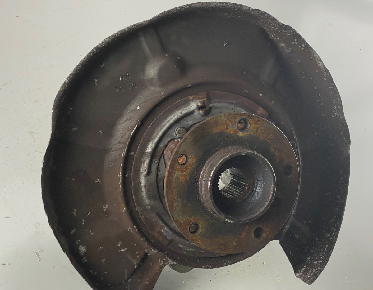 BMW 6 (E63 / E64) Wheel bearing housing rear left BMW 6 (E63, E64) (2004-2010) Wheel bearing hous...