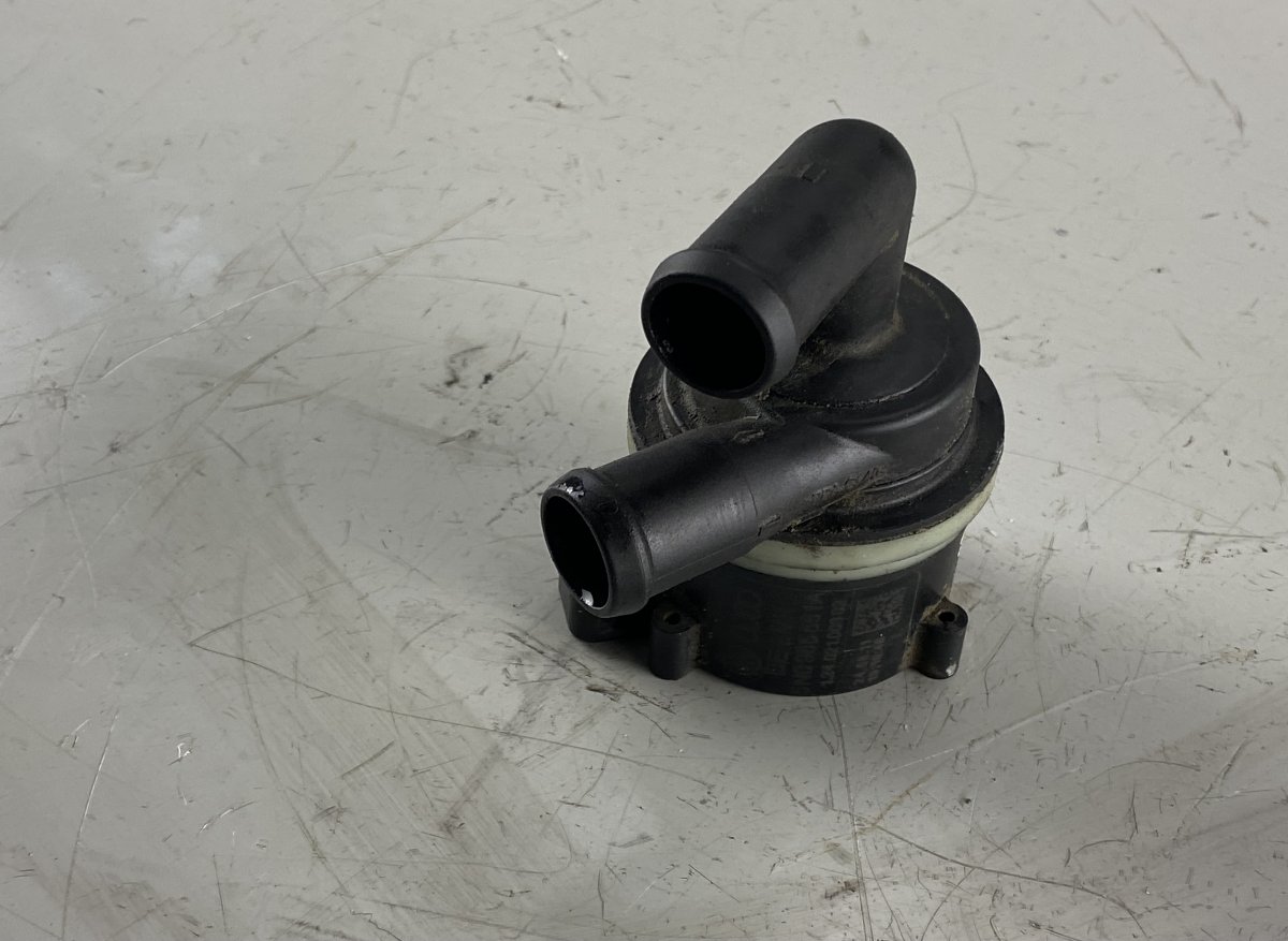 Volkswagen Caddy (2K) water pump VW CADDY III (2K) (2004-2015) Water Pump 5N0965...
