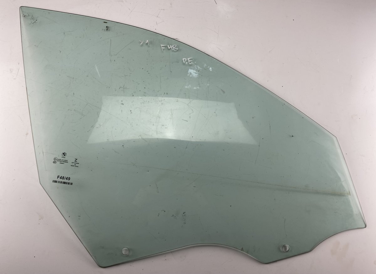 BMW X1 (F48) Door window glass front right
