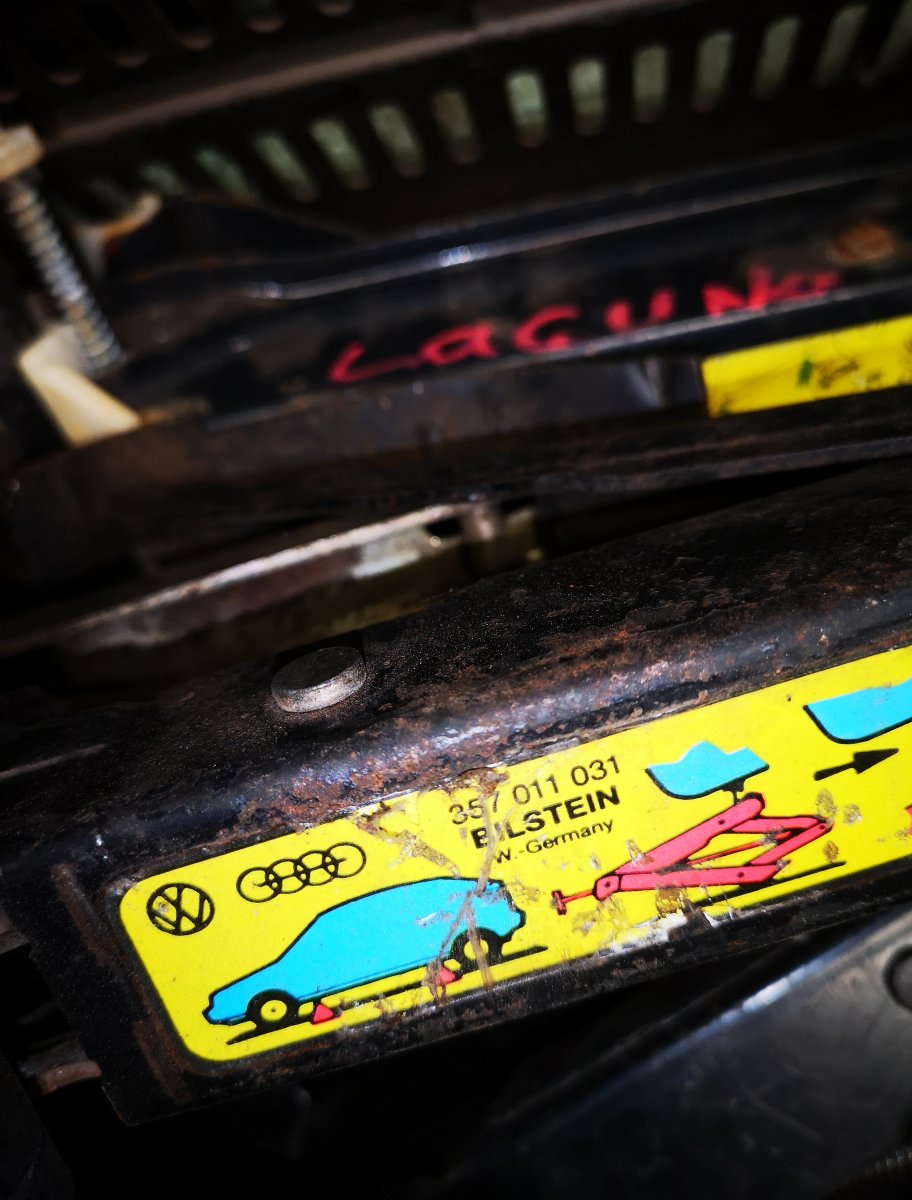 Volkswagen Passat tunkki VW PASSAT B5 (3B2) (1996-2000) Jack 357011031

...