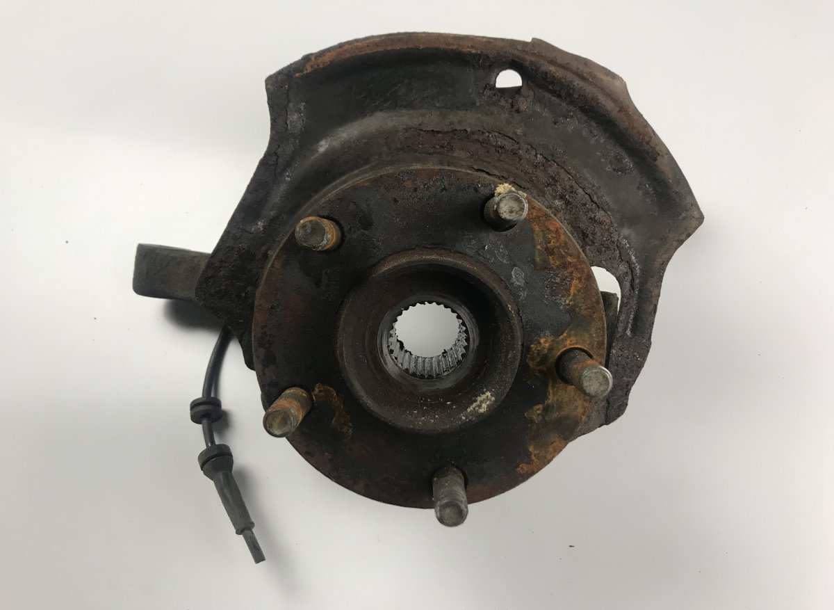 Nissan X-Trail Wheel bearing housing front left NISSAN X-TRAIL I (T30) (2001-2007) Wheel bearin...