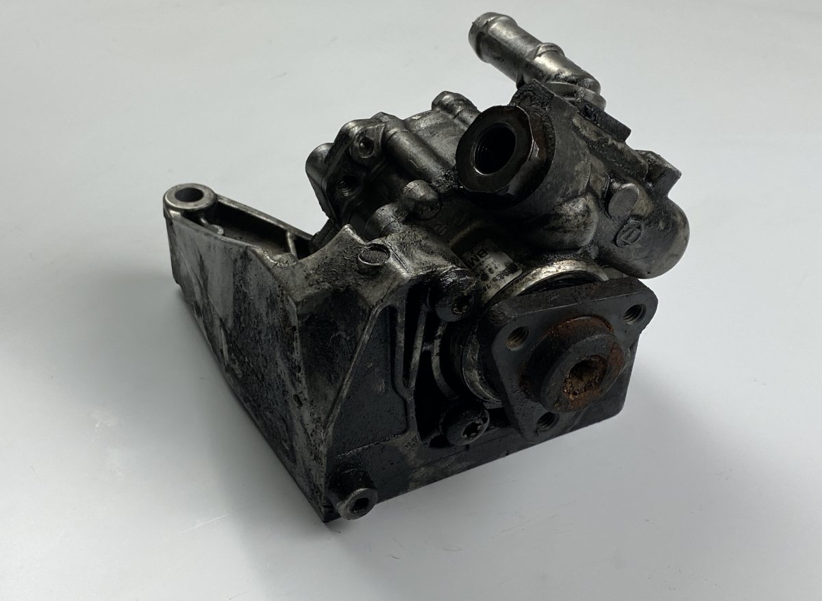 BMW 3 (E90 / E91 / E92 / E93) ohjaustehostimen pumppu BMW 3 (E90, E91, E92, E93) (2005-2011) Power st...