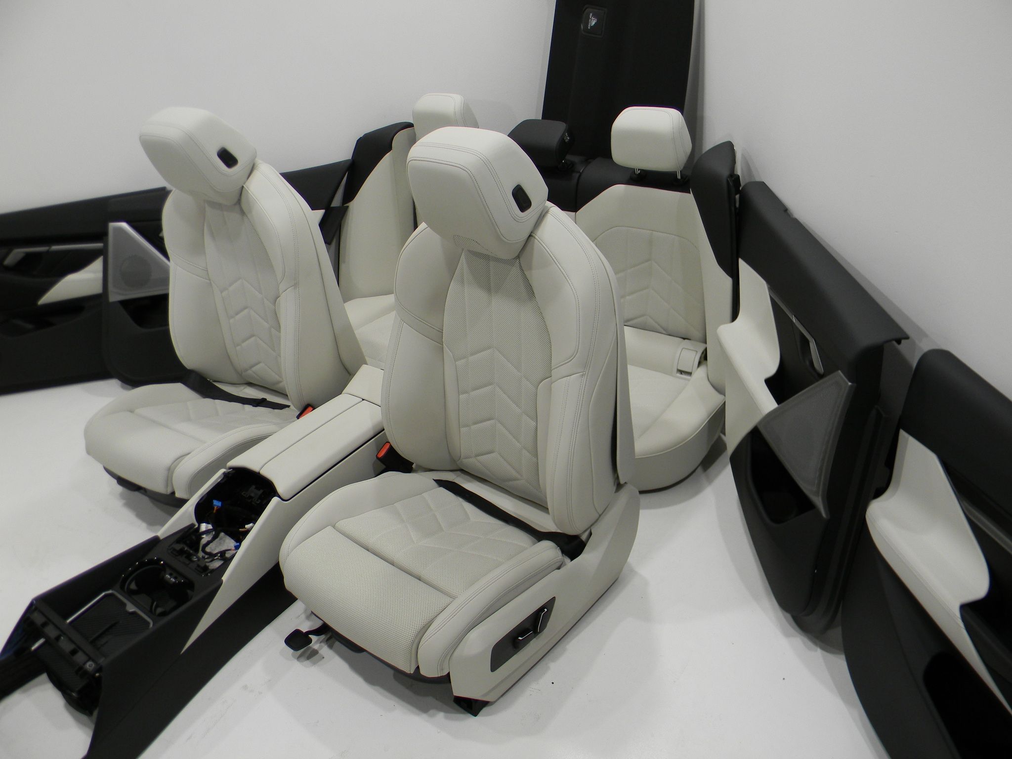 BMW 5 / i5 (G60 / G61) Seat Set BMW 5 SERIES Seat Set OEM CS79019

Part codes: ...