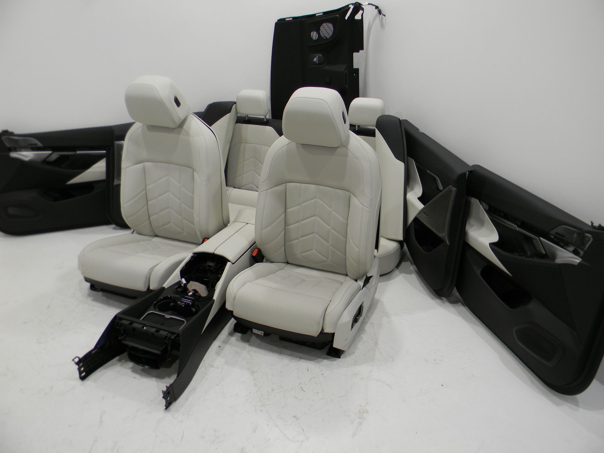 BMW 5 / i5 (G60 / G61) Seat Set BMW 5 SERIES Seat Set OEM CN54134

Part codes: ...