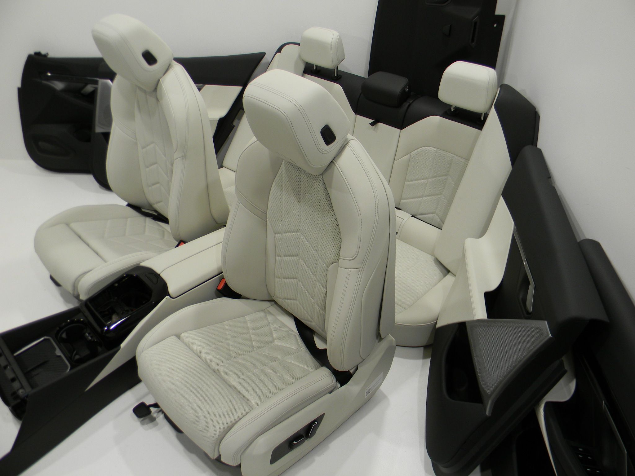 BMW 5 / i5 (G60 / G61) Seat Set BMW 5 SERIES Seat Set OEM CS79012

Part codes: ...
