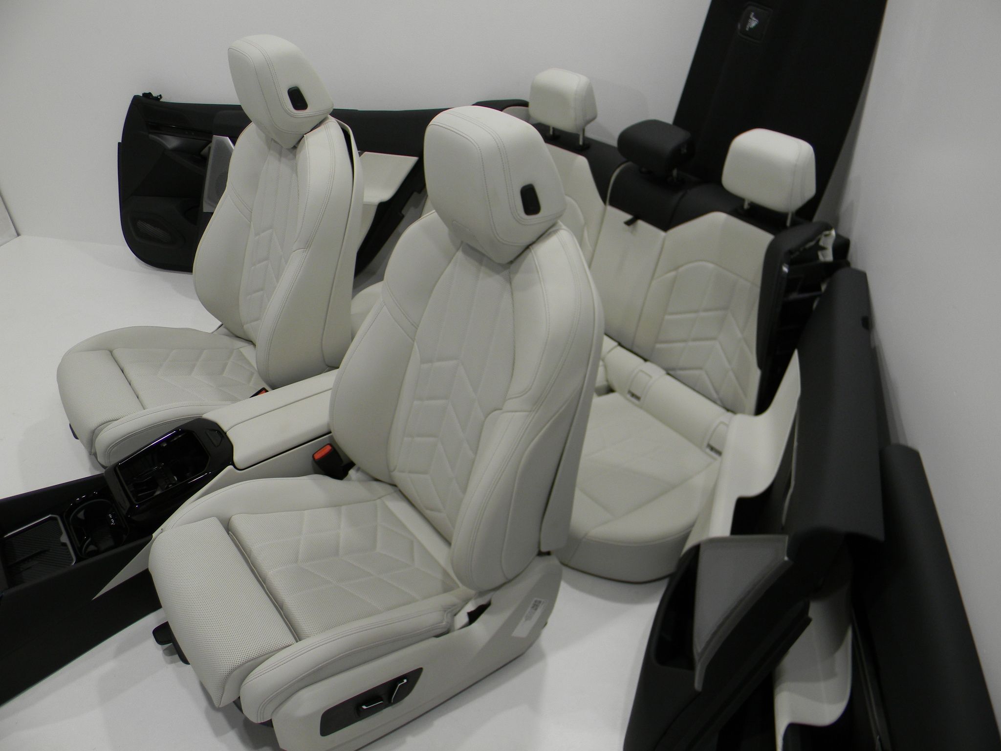 BMW 5 / i5 (G60 / G61) Seat Set BMW 5 SERIES Seat Set OEM CS78998

Part codes: ...