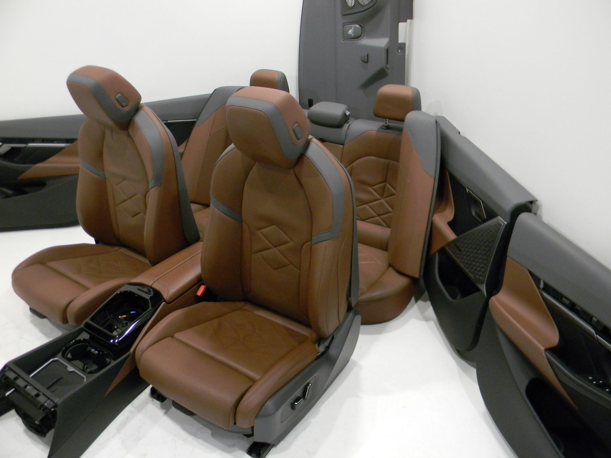 BMW 5 / i5 (G60 / G61) Seat Set BMW 5 SERIES Seat Set OEM CN43530

Part codes: ...