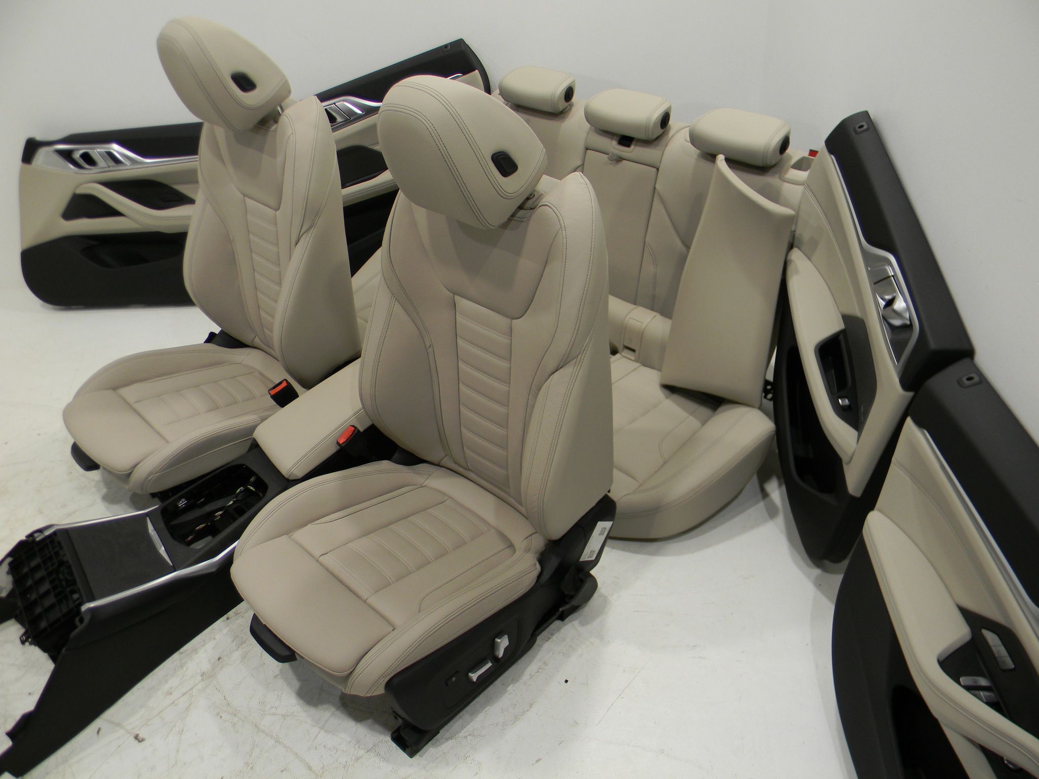 BMW 4 (G22 / G23 / G26)  Seat Set BMW 4 SERIES Seat Set OEM FL38465

Part codes: ...