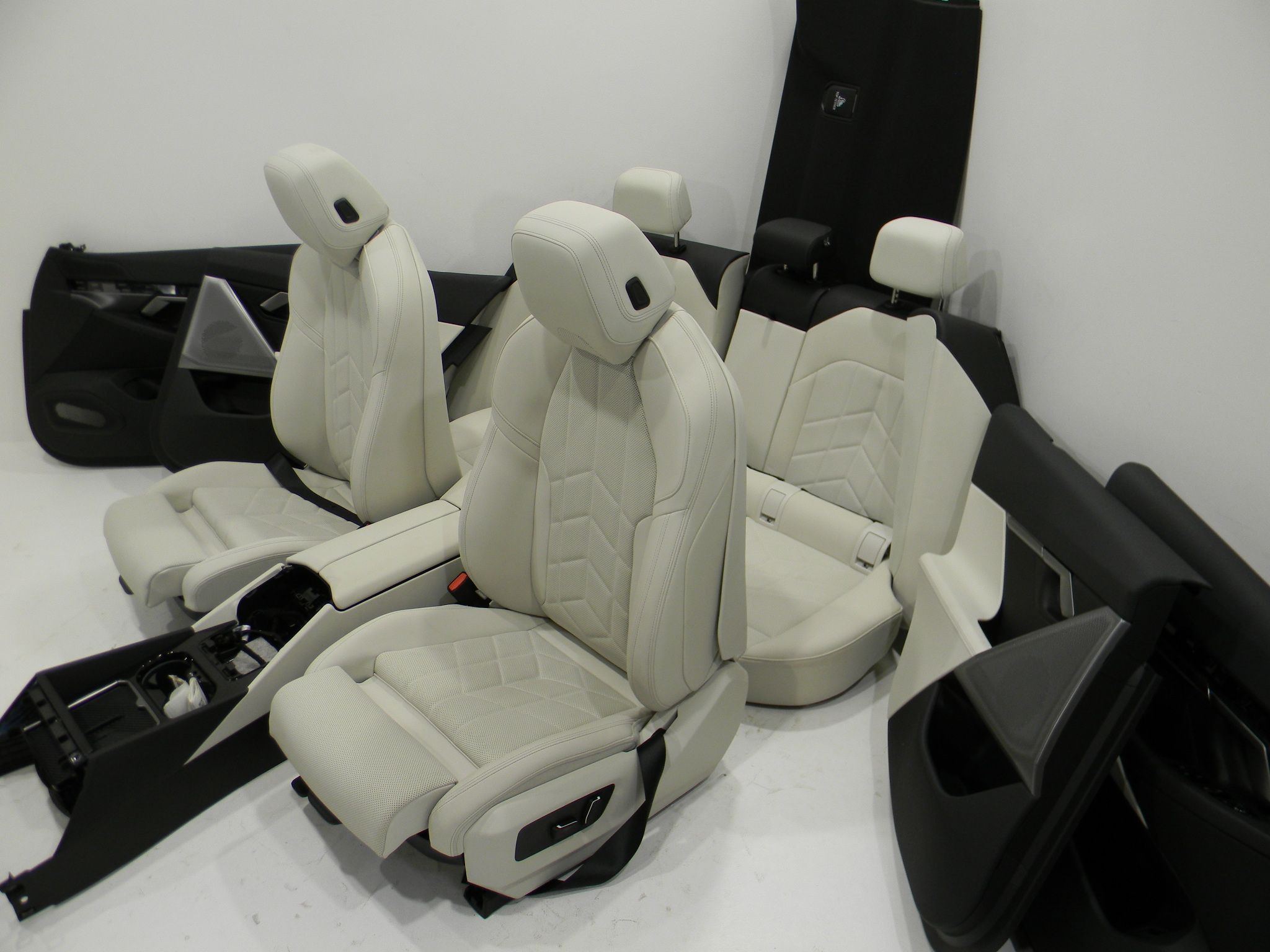 BMW 5 / i5 (G60 / G61) Seat Set BMW 5 SERIES Seat Set OEM CS82228

Part codes: ...