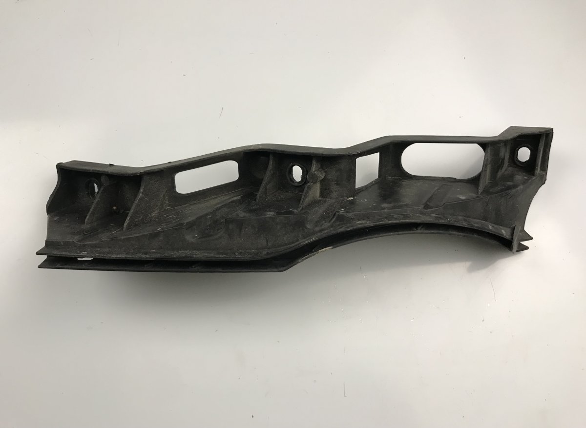 Volkswagen Passat Right front bumper bracket on fender