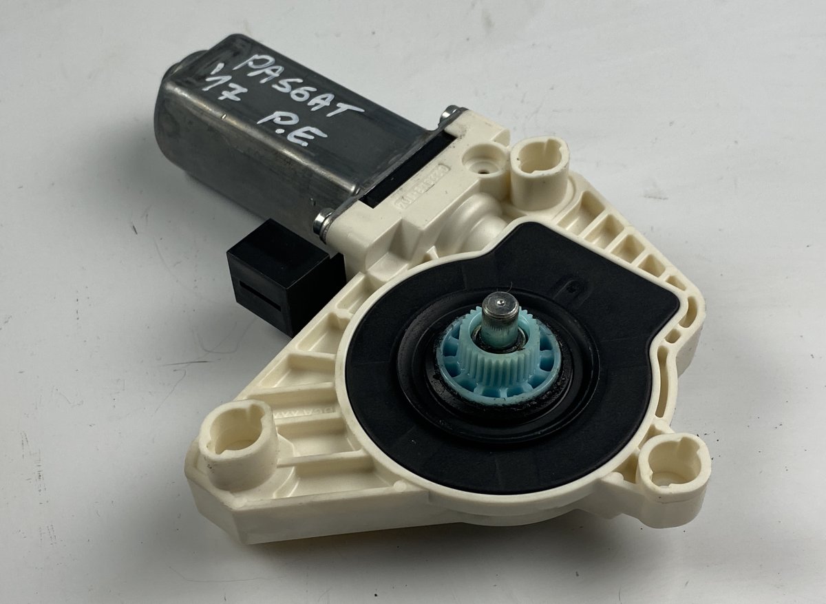 Volkswagen Passat (B8) Front Right Window Regulator Motor