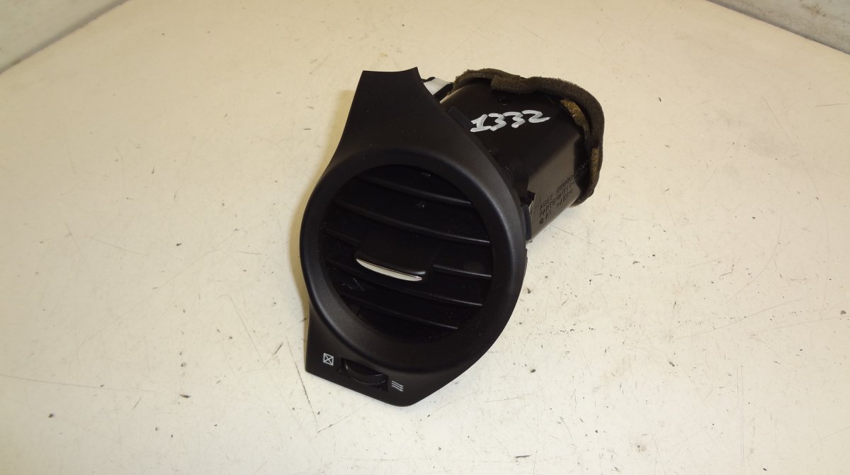 Lexus IS Air Vent front left LEXUS IS II (XE20) (2005-2013) Air Vent front l...