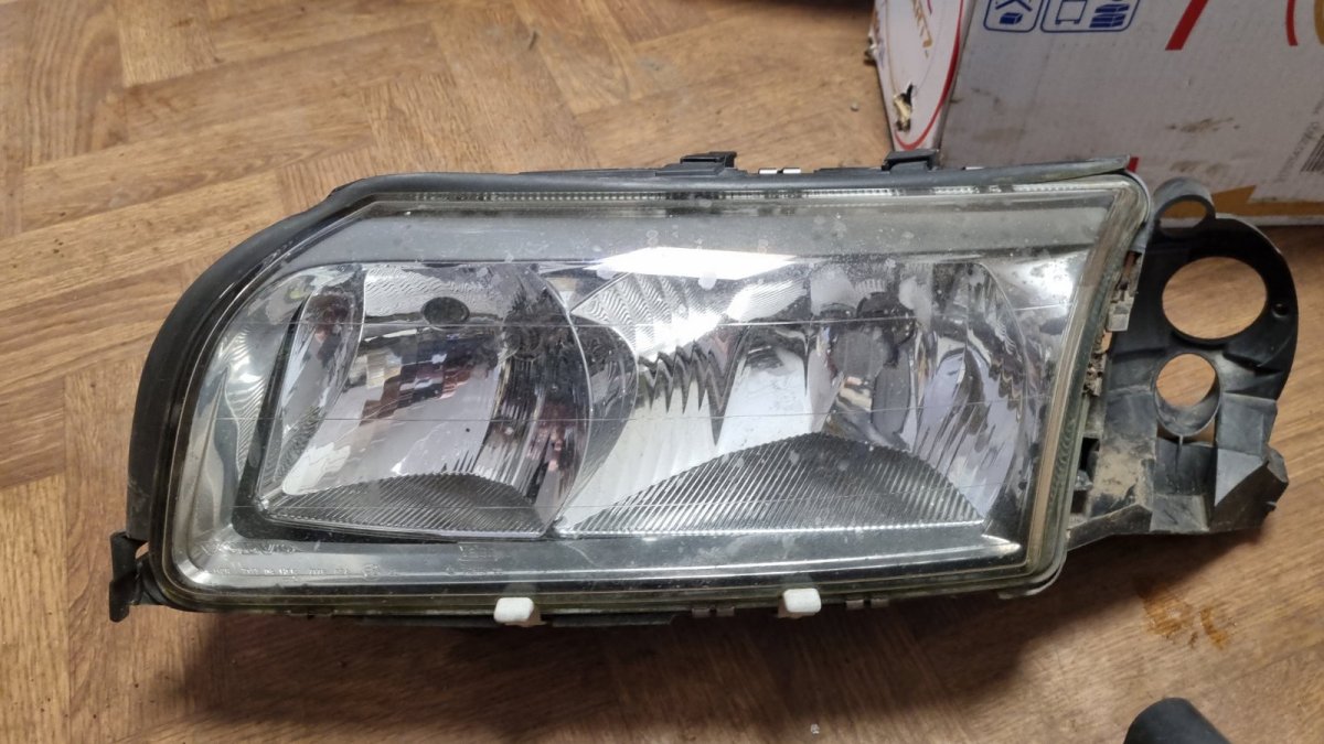 Volvo S80 headlight left VOLVO S80 I (TS, XY) (1998-2006) Headlight left...