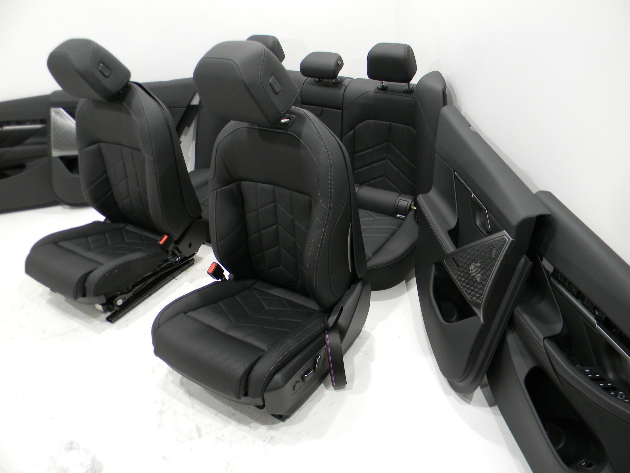 BMW 5 / i5 (G60 / G61) Seat Set BMW 5 SERIES Seat Set OEM CN54131

Part codes: ...