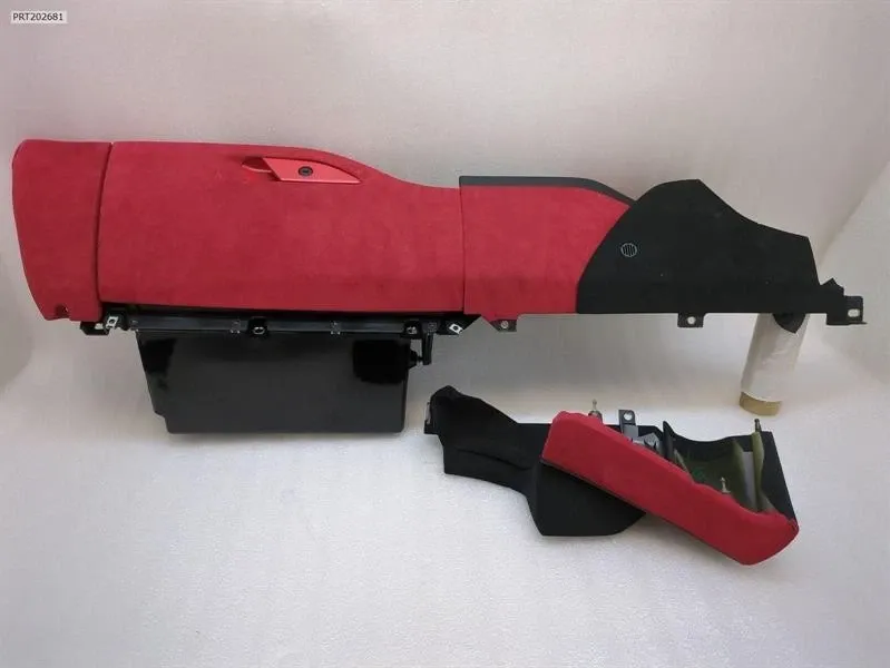 Glove box Brand/Model: FERRARI SF90
Year: 2023
Engine: 39...