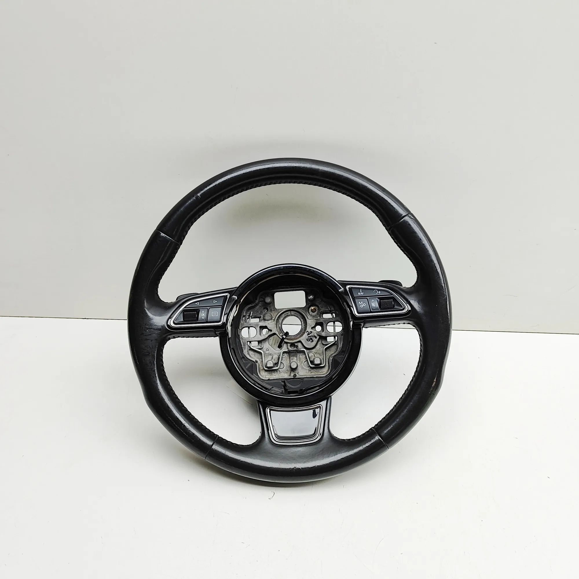 Audi A8 (D4) steering wheel
