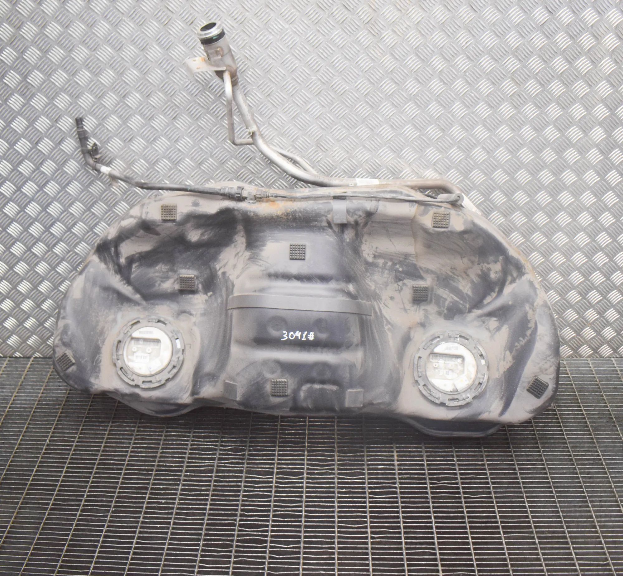 Maserati Ghibli polttoainetankki Fuel Tank — MASERATI GHIBLI (M157) (2013-2023) ...