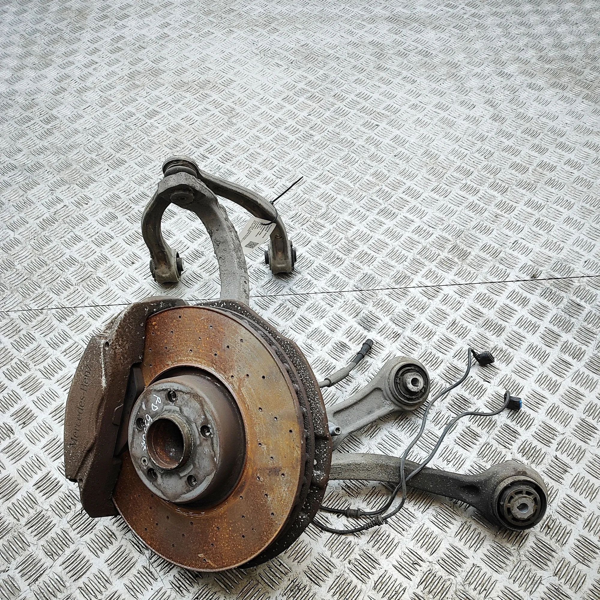 Mercedes-Benz A (W176) Front Right Wheel Hub Front Right Wheel Hub — MERCEDES BENZ C-CLASS (...