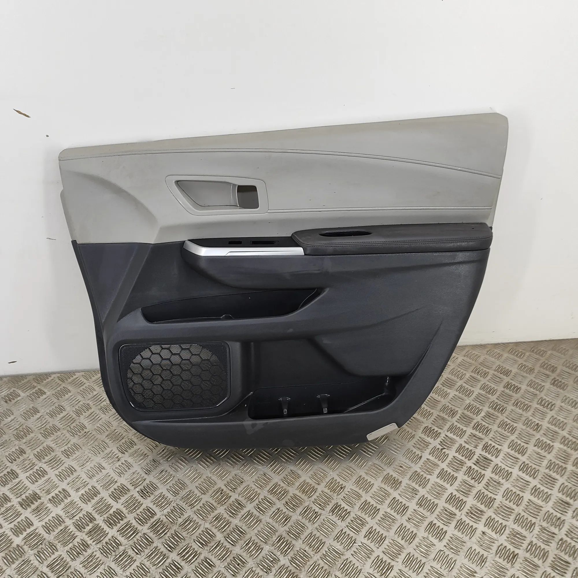 Toyota Sienna Front Right Door Panel Front Right Door Panel — TOYOTA SIENNA (_L4_) (...