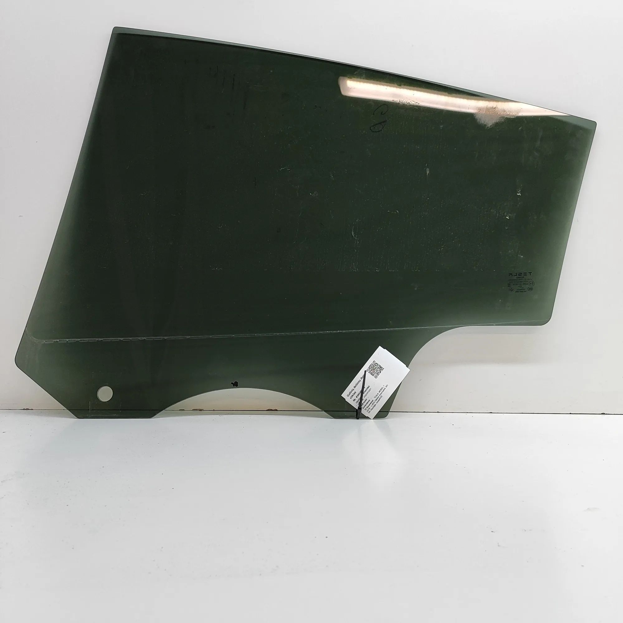 Tesla Model Y Right rear door window Right rear door window — TESLA MODEL Y (5YJY) (...