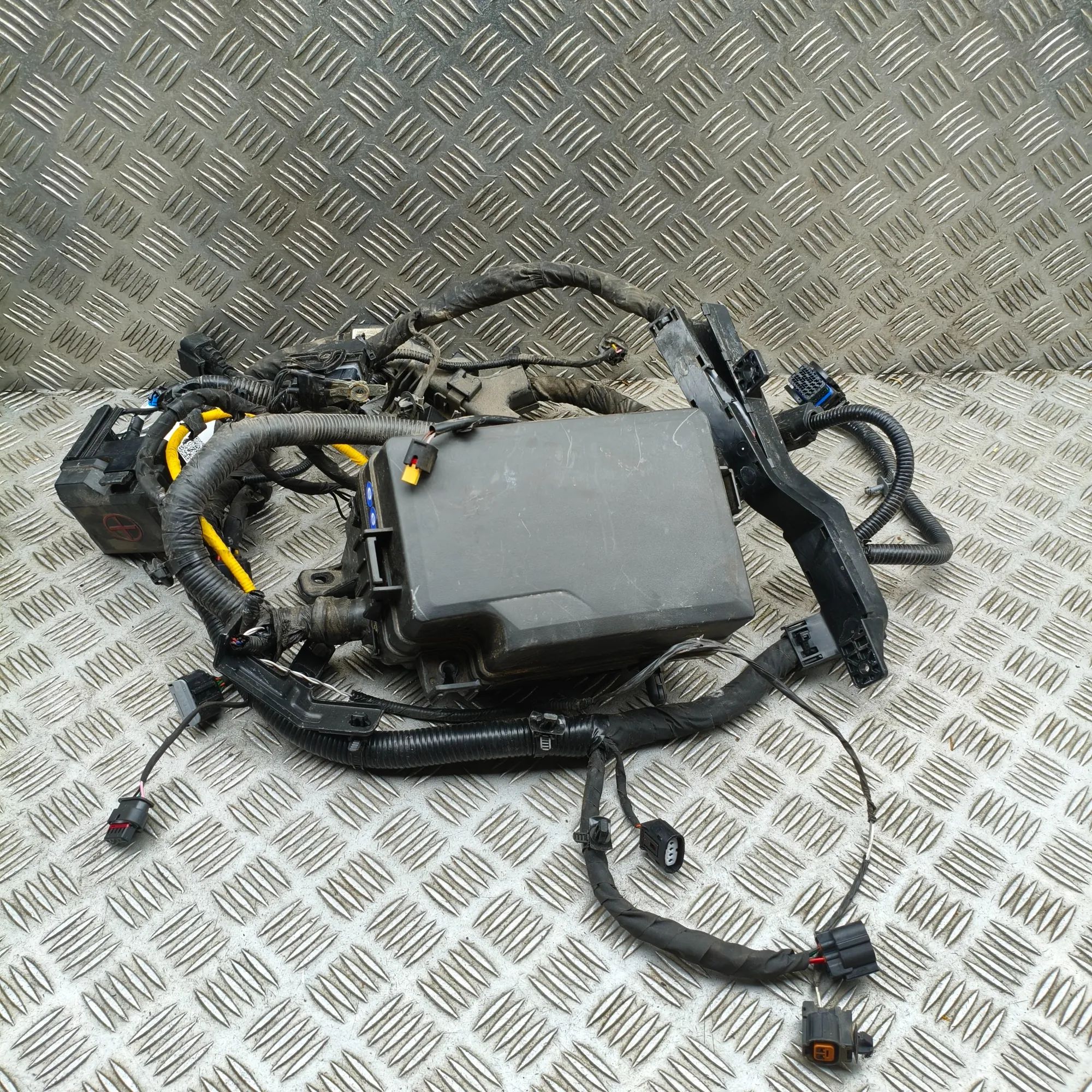 Hyundai Kona Fuse box Fuse box — HYUNDAI KONA (2017-PRESENT) — 91660-...