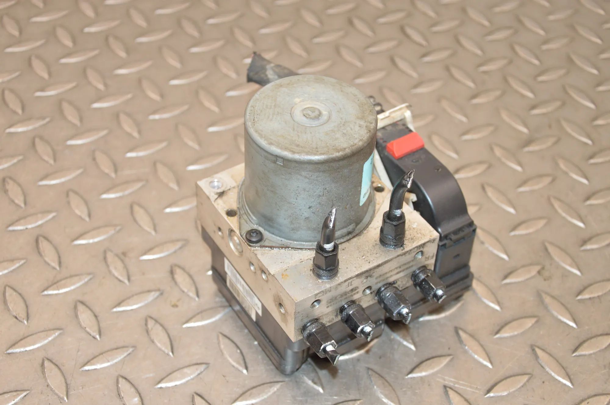 Kia Optima (JF) ABS Hydraulipumppu ABS Pump — KIA OPTIMA (JF) (2015-2020) — 58900-...