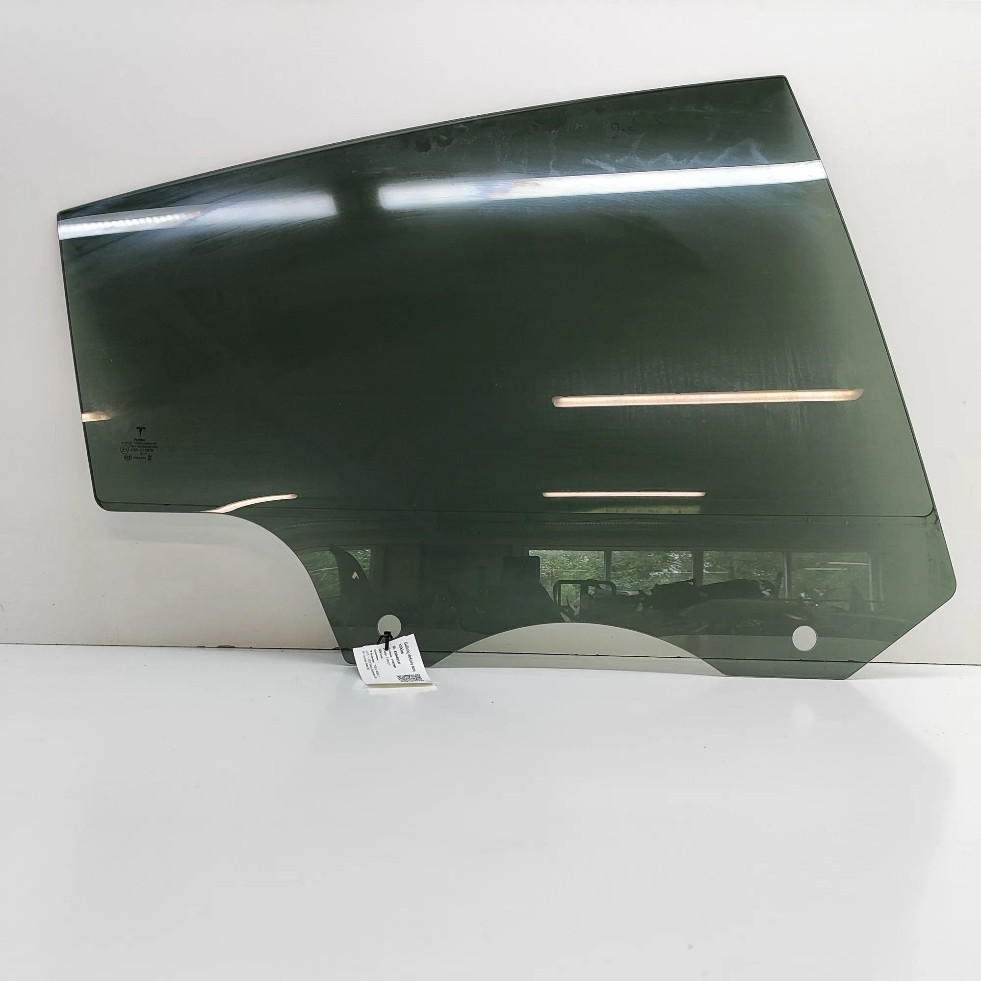 Tesla Model Y Right rear door window Right rear door window — TESLA MODEL Y (5YJY) (...