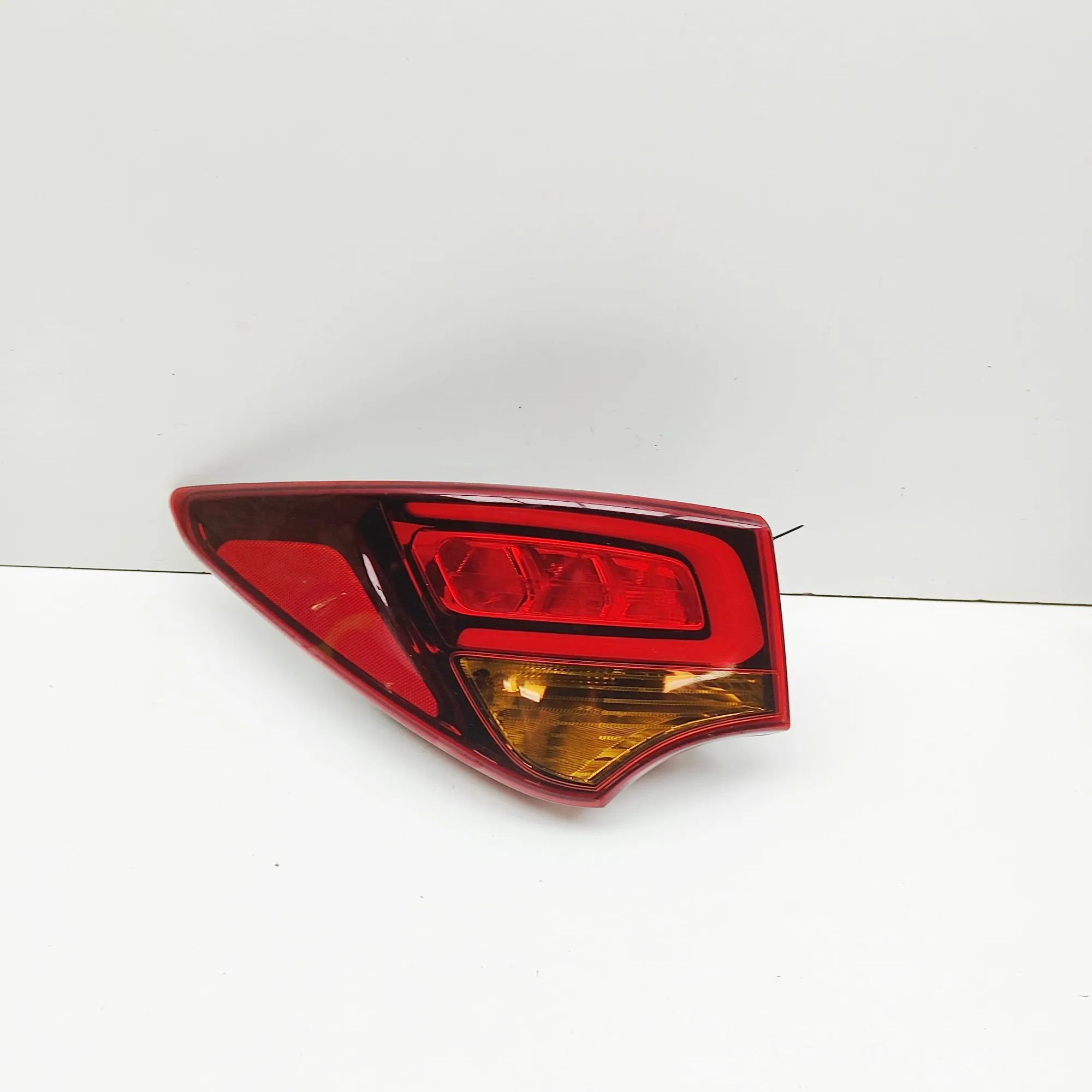Hyundai Santa Fe Rear Left Tail Light Rear Left Tail Light — HYUNDAI SANTA FE (DM) (2...