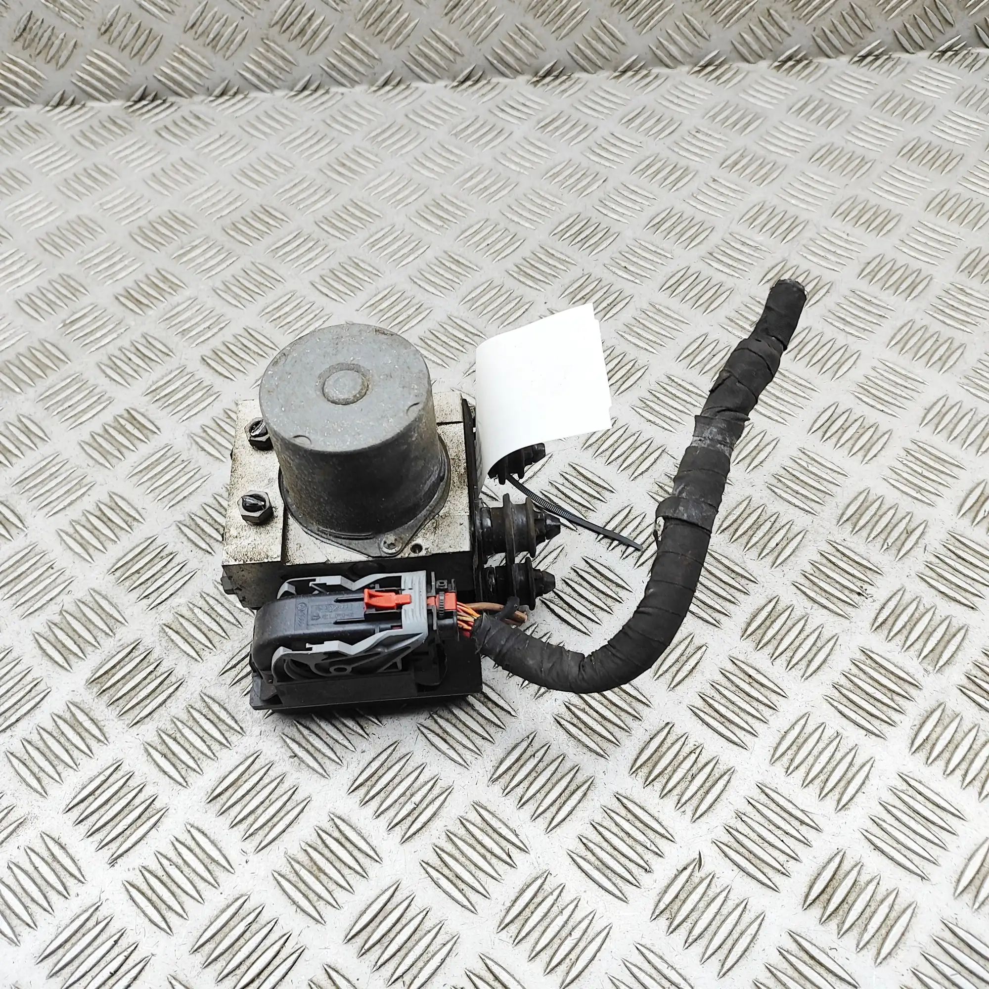 Audi Q5 (8R) ABS Hydraulipumppu ABS Pump — AUDI Q5 (8R) (2008-2016) — 8R0907379...