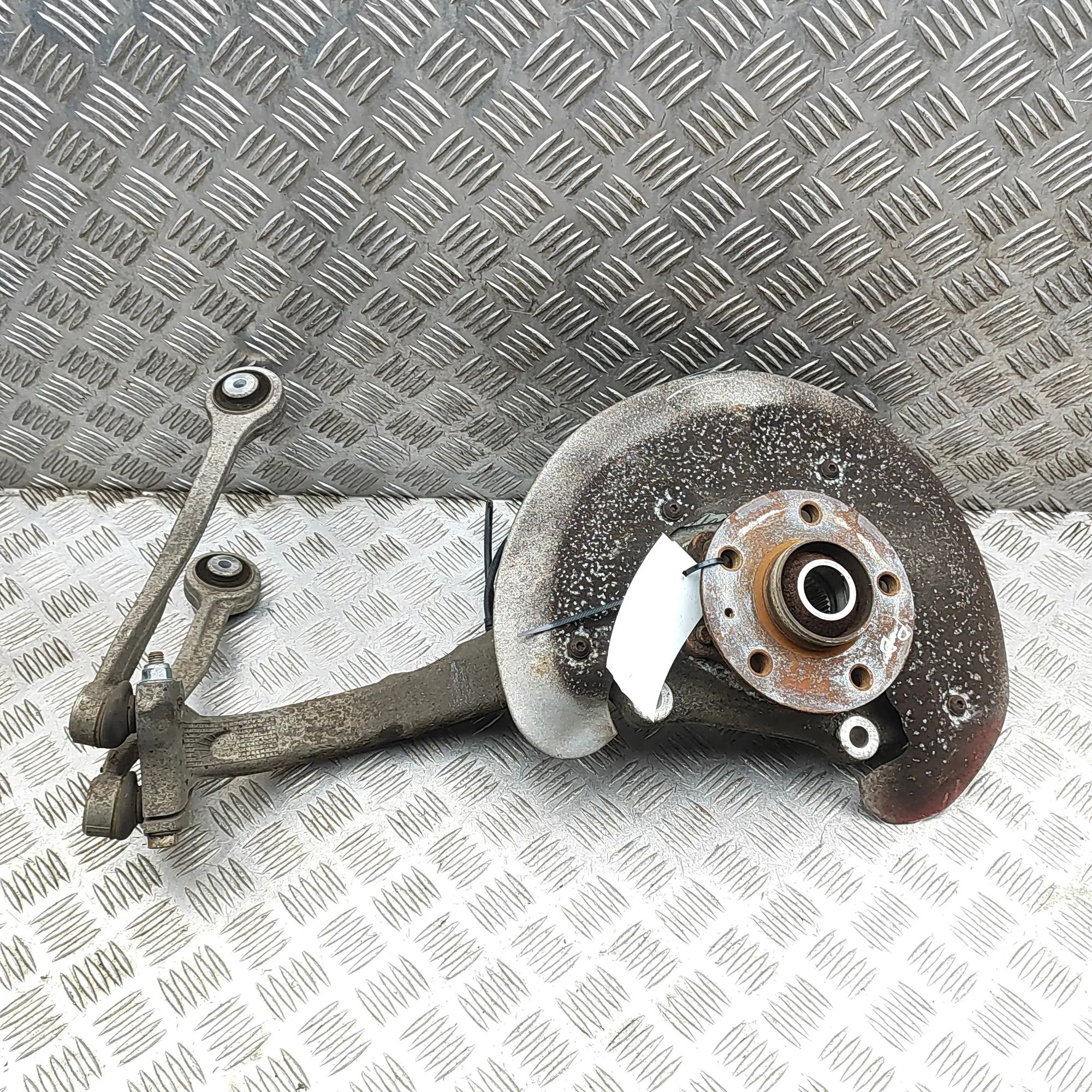 Audi A6 (C7) Front Right Wheel Hub Front Right Wheel Hub — AUDI A6 (C7, 4G) (2010-...