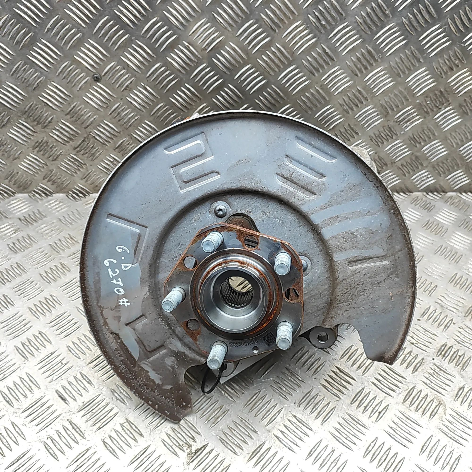 Tesla Model Y Rear Right Wheel Hub Rear Right Wheel Hub — TESLA MODEL Y (5YJY) (20...