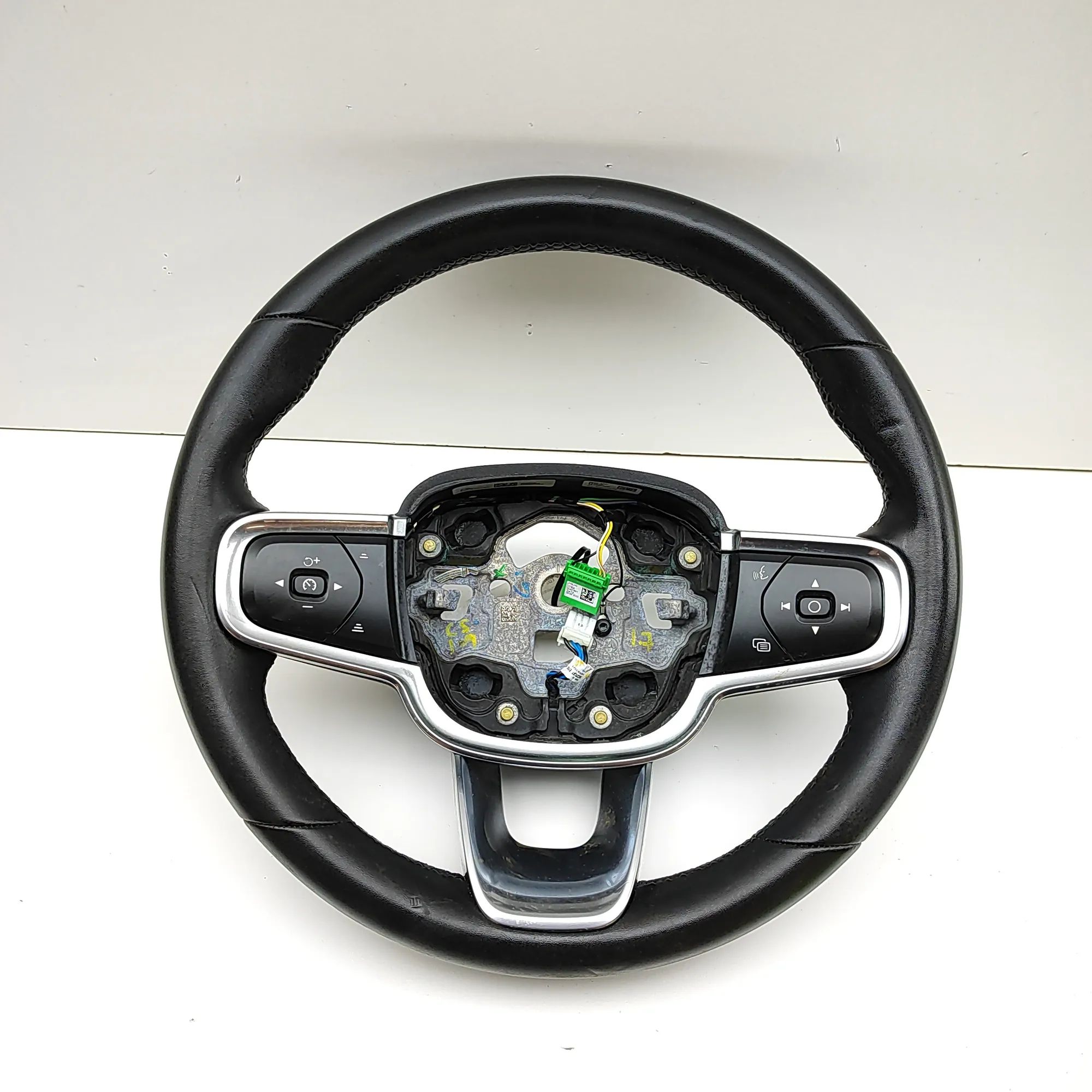 Volvo XC40 / EX40 steering wheel Steering Wheel — VOLVO XC40 (2018-2024) — 32366...
