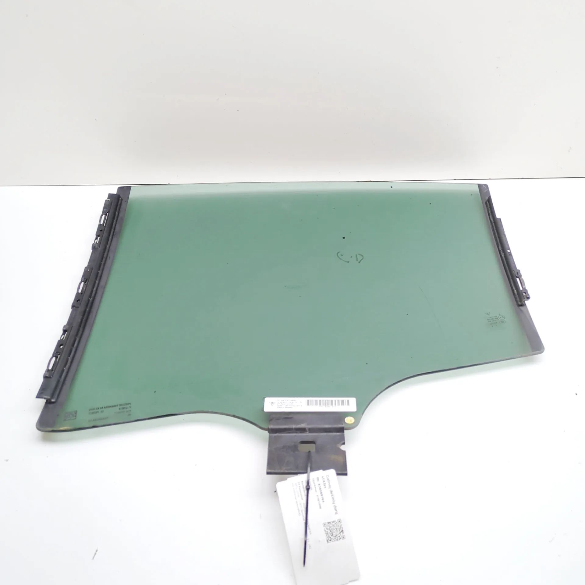 Porsche Panamera Right rear door window