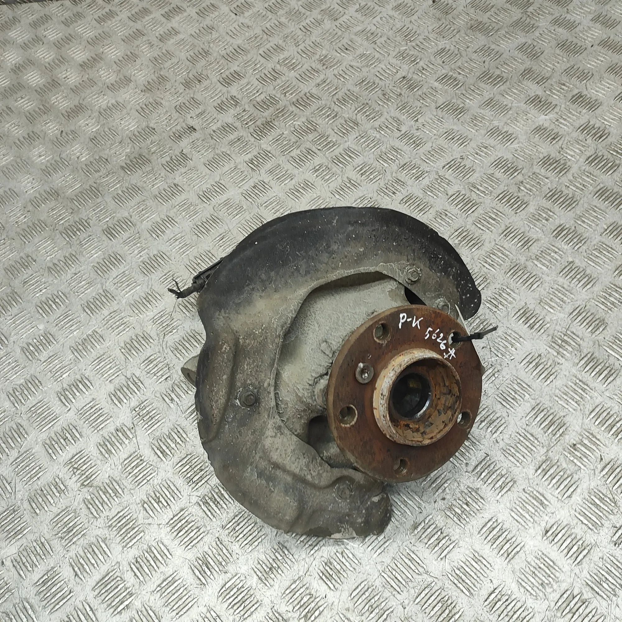 BMW 3 (F30 / F31) Front Left Wheel Hub Front Left Wheel Hub — BMW 3 SERIES (F30, F31, ...