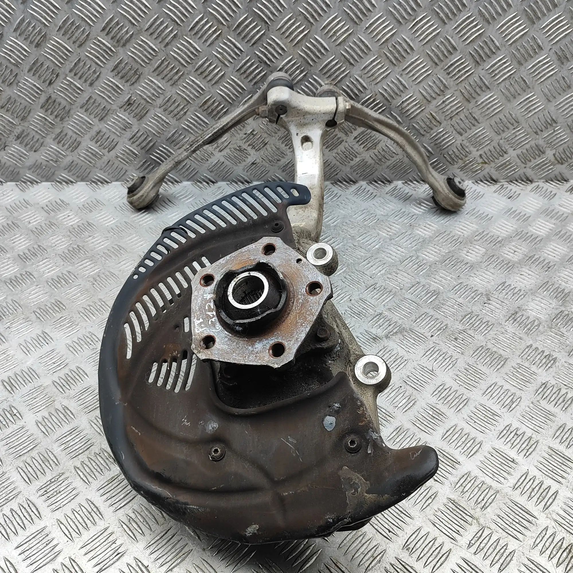 Audi Q5 (8R) Front Left Wheel Hub Front Left Wheel Hub — AUDI Q5 (FYB, FYG, FYT) ...