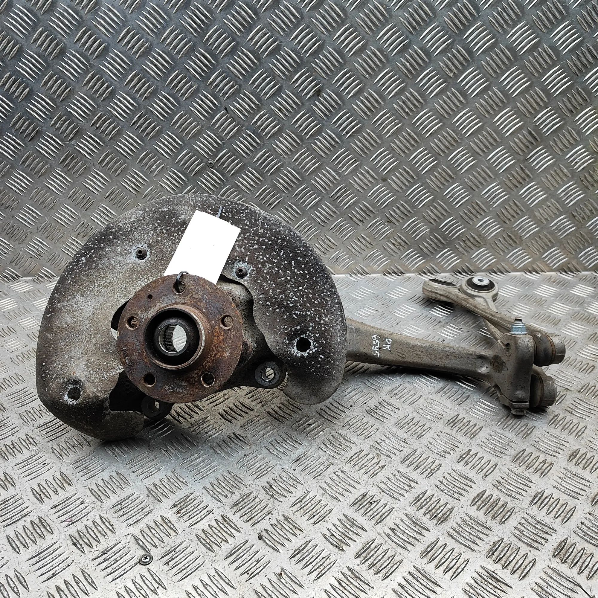 Audi A6 (C7) Front Left Wheel Hub Front Left Wheel Hub — AUDI A6 (C7, 4G) (2010-2...