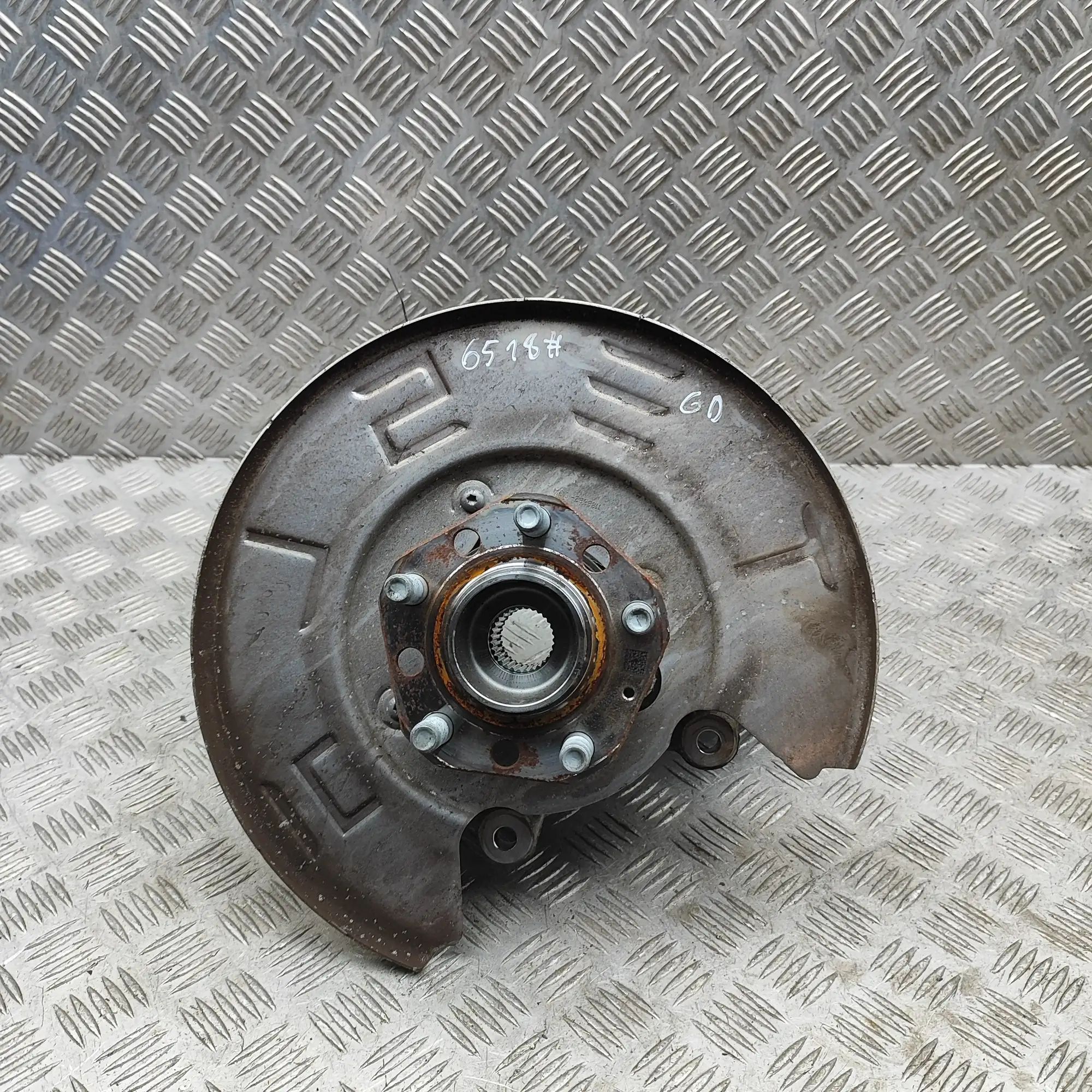 Tesla Model Y Rear Right Wheel Hub Rear Right Wheel Hub — TESLA MODEL Y (5YJY) (20...