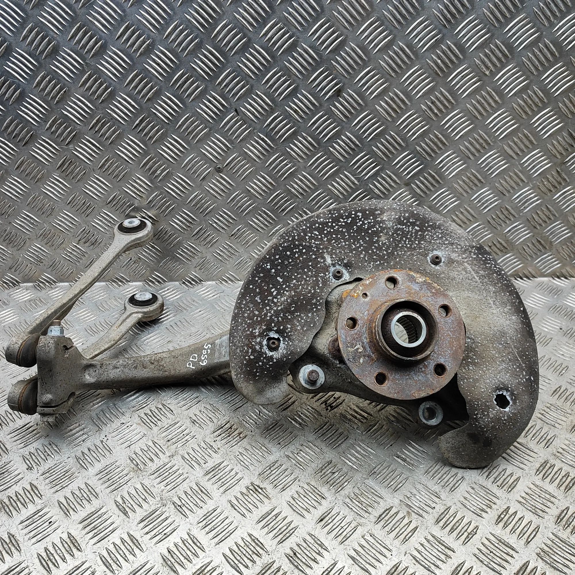 Audi A6 (C7) Front Right Wheel Hub Front Right Wheel Hub — AUDI A6 (C7, 4G) (2010-...