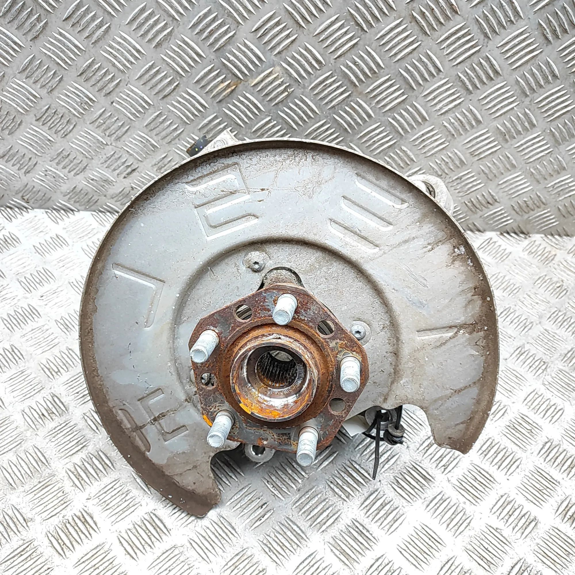 Tesla Model Y Rear Right Wheel Hub Rear Right Wheel Hub — TESLA MODEL Y (5YJY) (20...