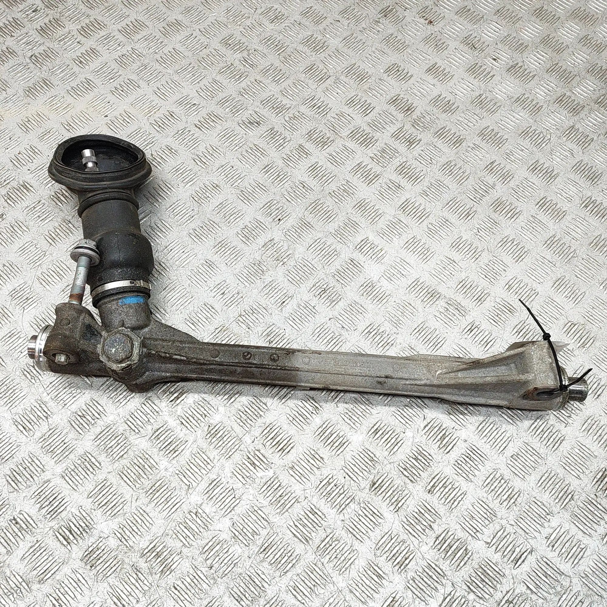 Toyota RAV4 (XA40) vairo kolonele