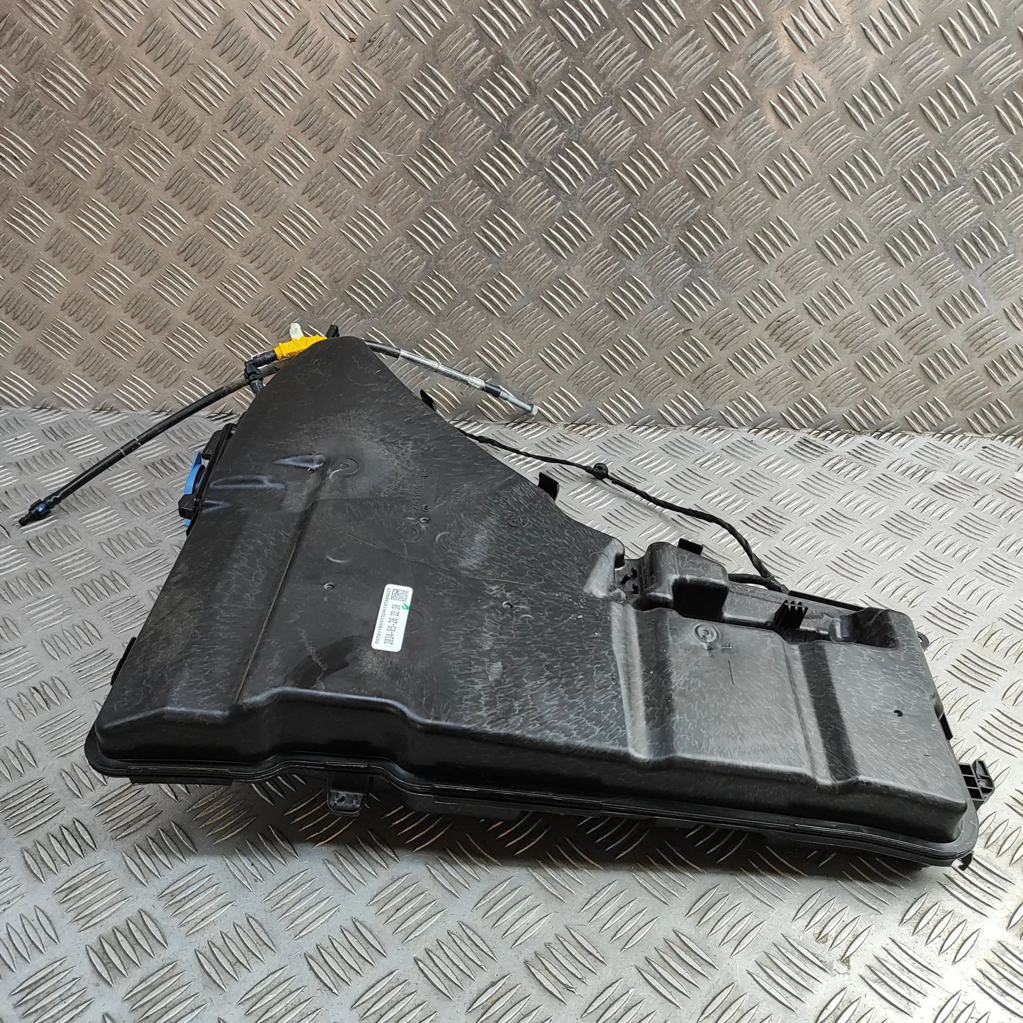 BMW 5 / i5 (G60 / G61) Window Washer Tank Window Washer Tank — BMW 5 SERIES (G60) (2023-P...