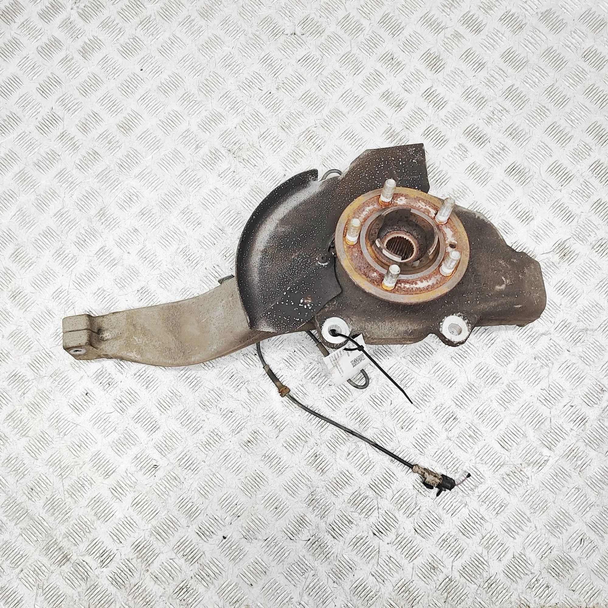 Land Rover Discovery Front Right Wheel Hub Front Right Wheel Hub — LAND ROVER DISCOVERY (V...