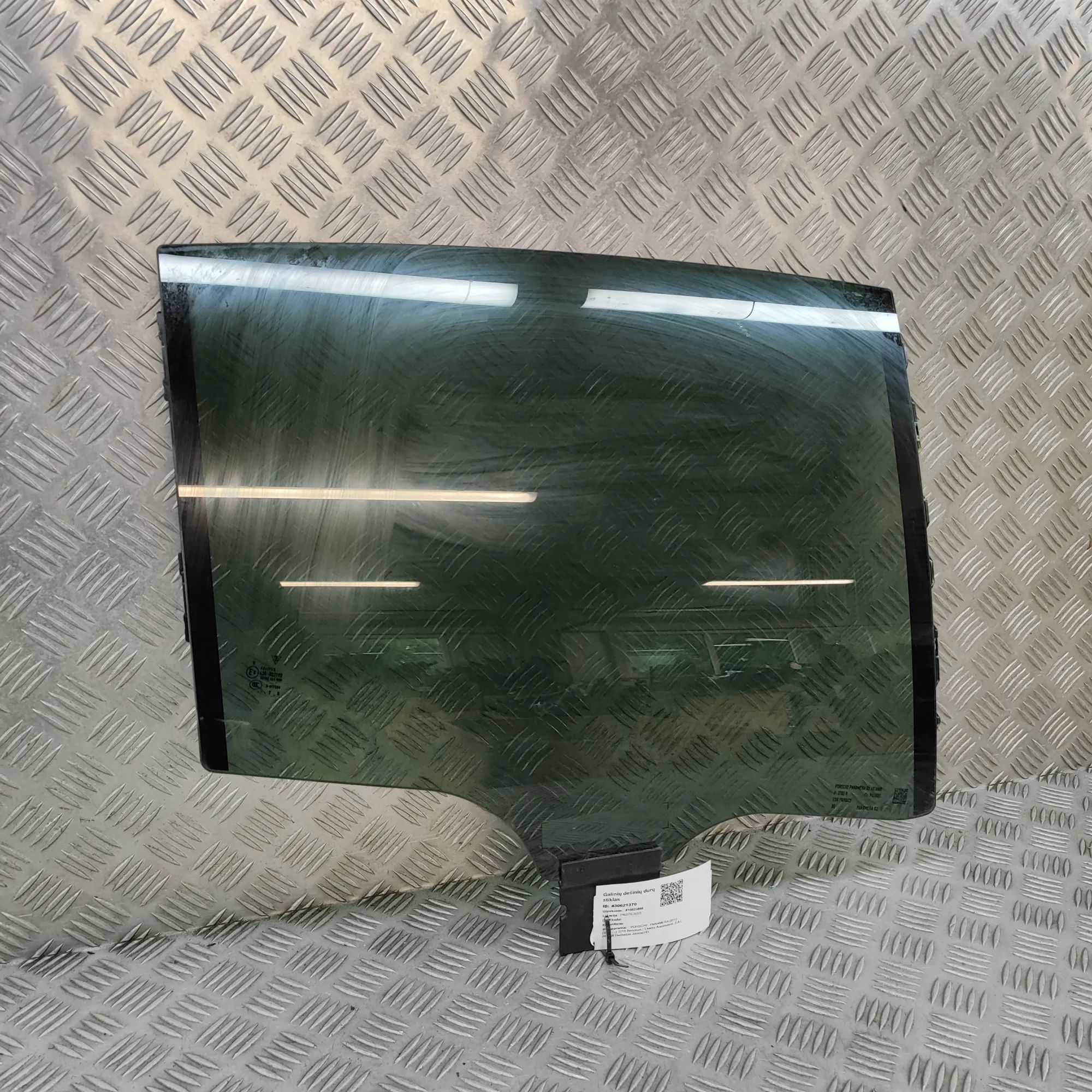Porsche Panamera Right rear door window