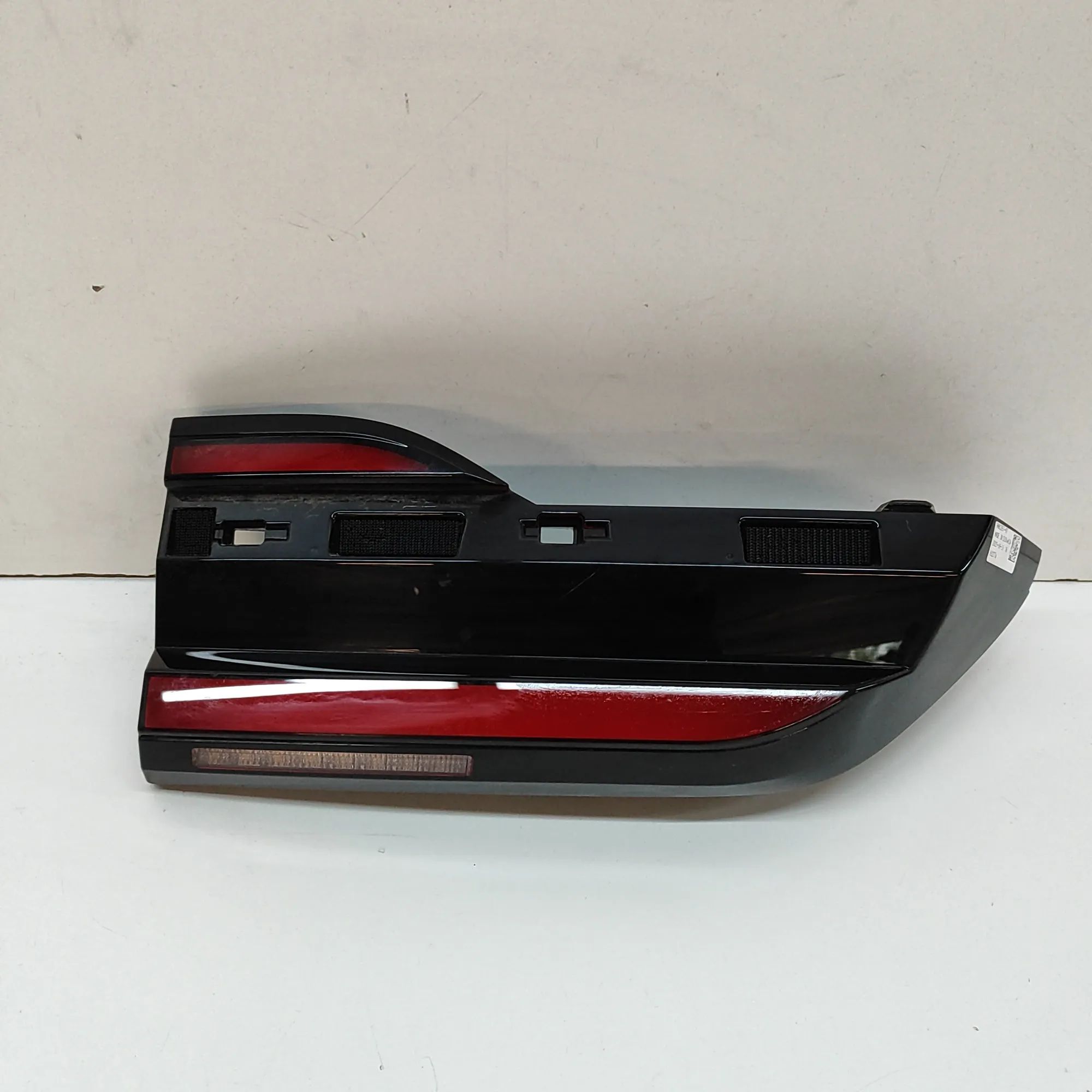 BMW X7 (G07) Left Side Tailgate Tail Light Left Side Tailgate Tail Light — BMW X7 (G07) (2...